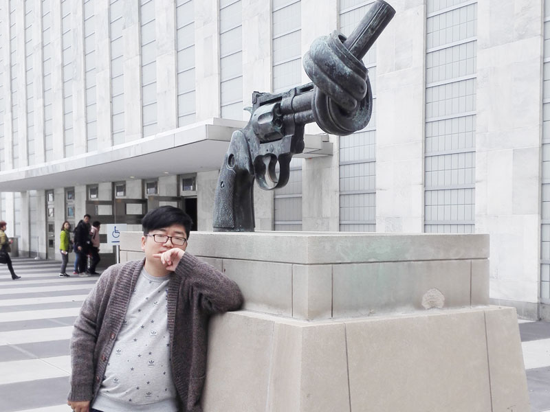 副总经理易凌云在美国联合国和平雕像